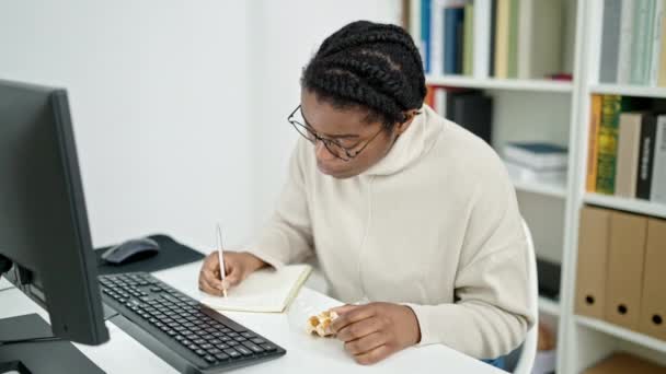 Afrykańska Amerykańska Studentka Pisząca Notatniku Jedząca Gofry Uniwersytecie Bibliotece — Wideo stockowe