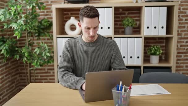 Двоє Чоловіків Бізнес Партнерів Використовують Ноутбук Ють Каву Офісі — стокове відео
