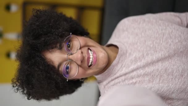 Młoda Afroamerykanka Wykonuje Wideo Rozmowę Siedząc Kanapie Domu — Wideo stockowe