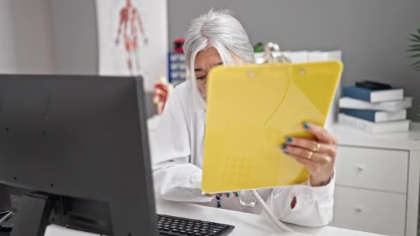Médico Mujer Pelo Gris Mediana Edad Hablando Por Teléfono Documento — Vídeos de Stock