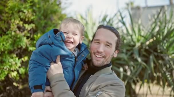 Pai Filho Sorrindo Confiantes Abraçando Uns Aos Outros Parque — Vídeo de Stock