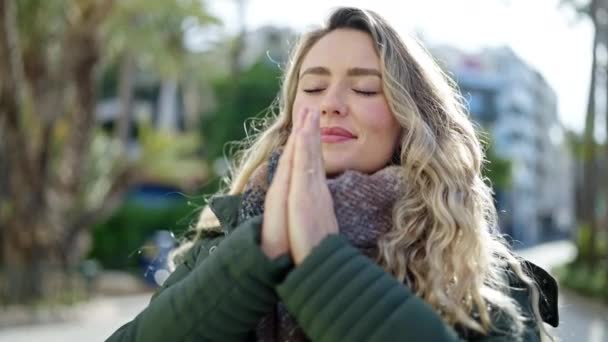 Young Blonde Woman Praying Closed Eyes Street — Stock video