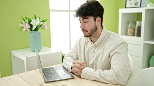 Jonge Spaanse Man Met Behulp Van Laptop Zittend Tafel Eetkamer — Stockvideo