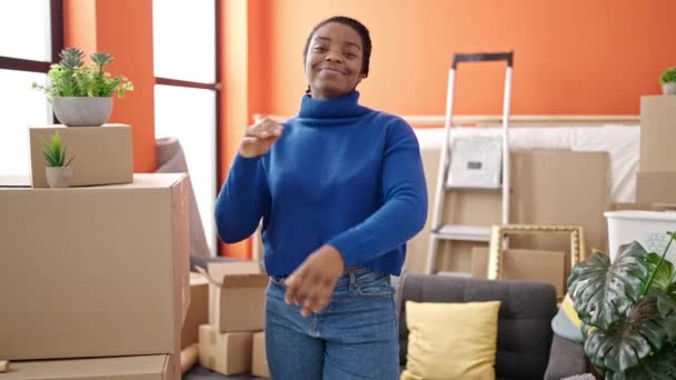 Donna Afroamericana Sorridente Fiducioso Piedi Con Braccia Incrociate Gesto Nuova — Video Stock