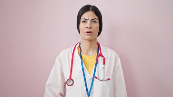 Νεαρή Όμορφη Ισπανίδα Γιατρός Λέει Όχι Δάχτυλο Πάνω Από Απομονωμένο — Αρχείο Βίντεο