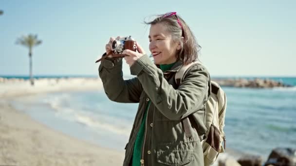 Зріла Іспаномовна Жінка Сірим Волоссям Турист Рюкзаку Фотографує Старовинною Камерою — стокове відео