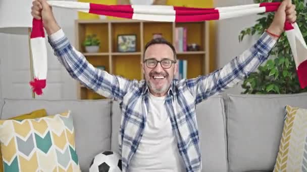 Mężczyzna Średnim Wieku Wspierający Drużynę Piłkarską Zwycięską Ekspresją Trzymającą Szalik — Wideo stockowe