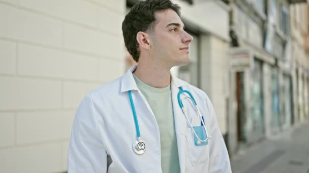 Ung Latinamerikansk Man Läkare Ler Säker Stående Med Armarna Korsade — Stockvideo