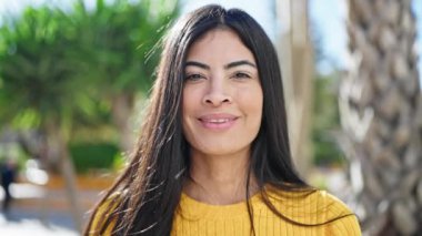Parkta kendine güvenen güzel, İspanyol bir kadın.