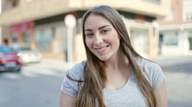 Sokakta kendine güvenen güzel İspanyol bir kadın.