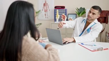Klinikte tıbbi danışmanlık yapan çift ve oğul el sıkışıyor.