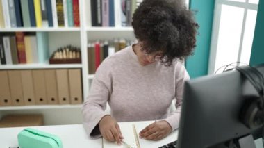 Üniversite sınıfında bilgisayar kullanan genç Afrikalı Amerikalı kadın öğrenci