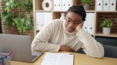 Ofiste uyuyan Afrikalı Amerikalı iş kadını.