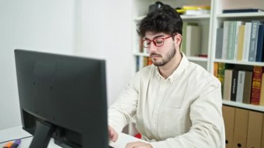 Genç İspanyol öğrenci kütüphane üniversitesinde dinleniyor.