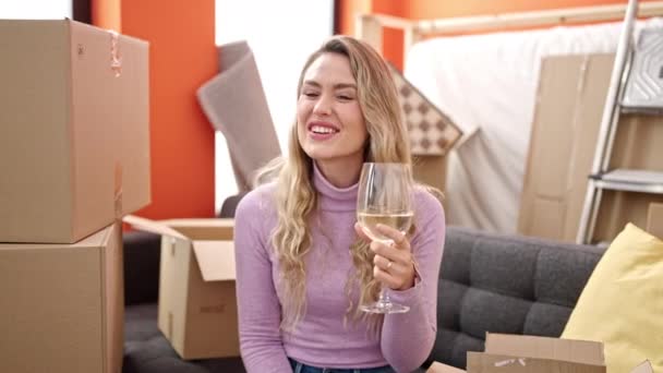 Jong Blond Vrouw Drinken Glas Wijn Zitten Bank Spreken Nieuwe — Stockvideo