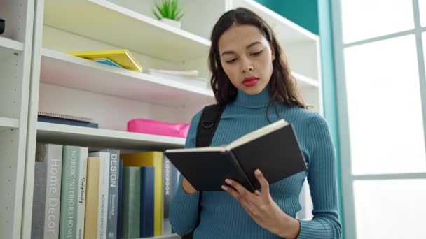 Jonge Mooie Spaanse Vrouw Student Staande Leesboek Universiteit Klaslokaal — Stockvideo