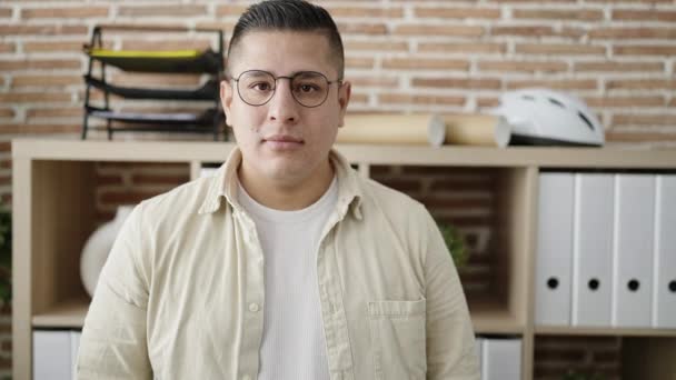 Νεαρός Ισπανός Επιχειρηματίας Που Στέκεται Σταυρωμένα Χέρια Στο Γραφείο — Αρχείο Βίντεο
