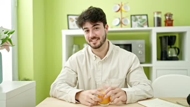 Junger Hispanischer Mann Trinkt Orangensaft Und Spricht Speisesaal — Stockvideo