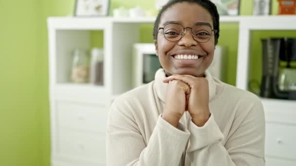 Mujer Afroamericana Sonriendo Confiada Comedor — Vídeos de Stock