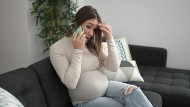 Evde Ciddi Bir Ifadeyle Akıllı Telefondan Konuşan Hamile Bir Kadın — Stok video