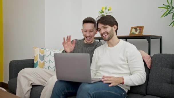 Twee Mannen Paar Met Video Call Zittend Bank Thuis — Stockvideo