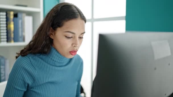 Jovem Bela Estudante Hispânica Usando Computador Com Expressão Perturbada Sala — Vídeo de Stock