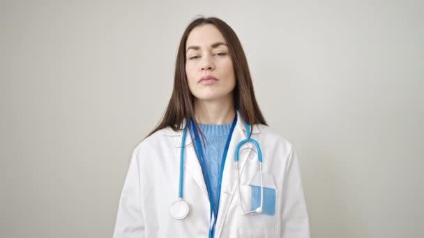 Mladý Běloška Žena Lékař Říká Prstem Přes Izolované Bílé Pozadí — Stock video