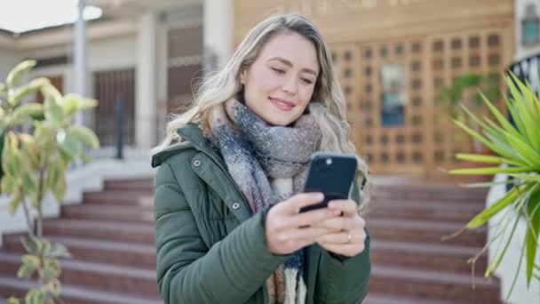 Jeune Femme Blonde Souriant Confiant Utilisant Smartphone Rue — Video