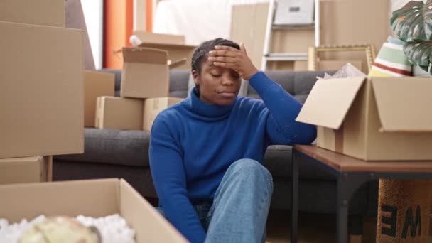 Donna Afroamericana Stressato Seduto Sul Pavimento Nuova Casa — Video Stock