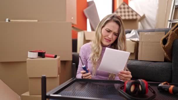 Joven Mujer Rubia Reparando Mesa Usando Destornillador Casa Nueva — Vídeo de stock