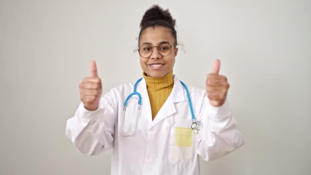 Giovane Donna Afro Americana Medico Facendo Pollici Sfondo Bianco Isolato — Video Stock