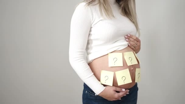 Jonge Zwangere Vrouw Zet Vraagteken Herinneringsdocument Buik Vragen Voor Baby — Stockvideo