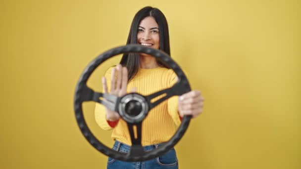 Jovem Bela Mulher Hispânica Usando Volante Carro Sobre Fundo Amarelo — Vídeo de Stock