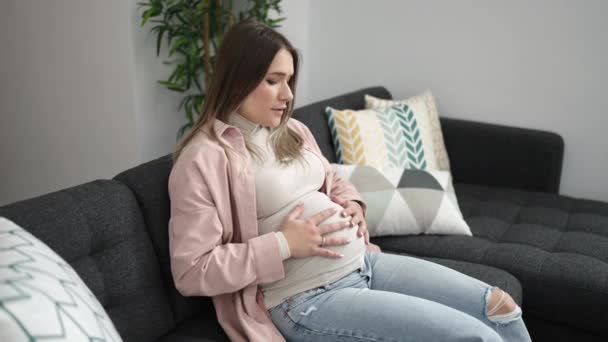 Junge Schwangere Mit Bauchschmerzen Wegen Rückenschmerzen Hause — Stockvideo