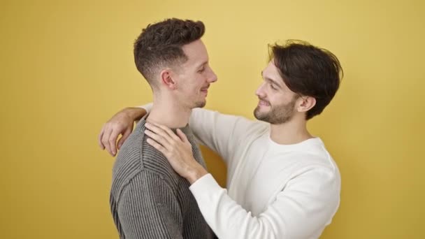 Dva Muži Pár Objímání Navzájem Stojící Nad Izolované Žluté Pozadí — Stock video