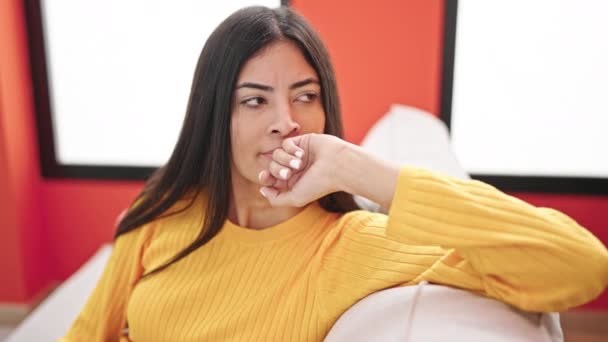 Evdeki Üzgün Ifadesiyle Kanepede Oturan Genç Güzel Spanyol Kadın — Stok video