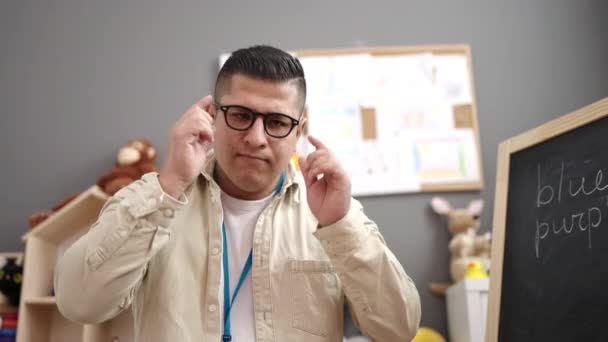 Mladý Hispánský Muž Předškolní Učitel Nešťastným Výrazem Říká Prstem Školce — Stock video