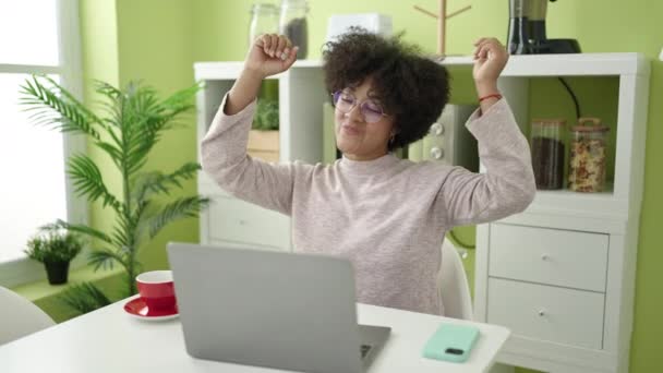 Mujer Afroamericana Joven Usando Portátil Sentado Mesa Bailando Casa — Vídeos de Stock