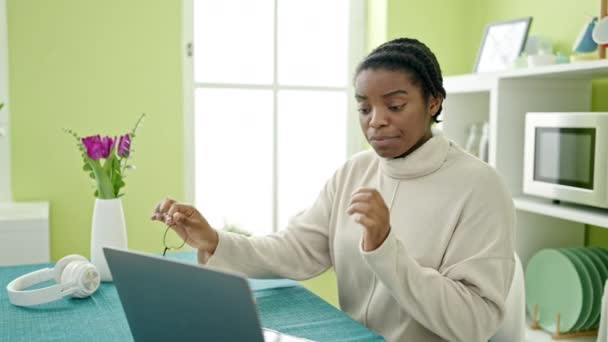 Afrikaans Amerikaanse Vrouw Met Behulp Van Laptop Zitten Tafel Bij — Stockvideo