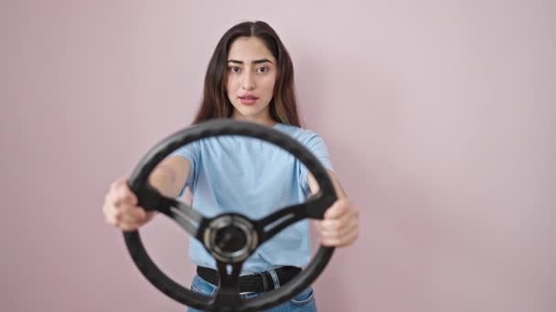 Jovem Bela Mulher Hispânica Usando Volante Como Motorista Olhando Chateado — Vídeo de Stock