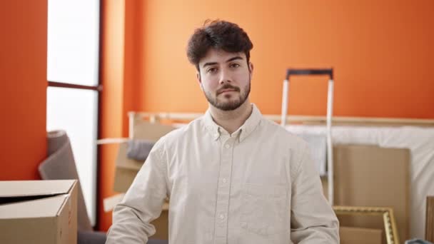 Mladý Hispánec Usmívá Sebevědomě Drží Nové Klíče Domu Tabule Novém — Stock video
