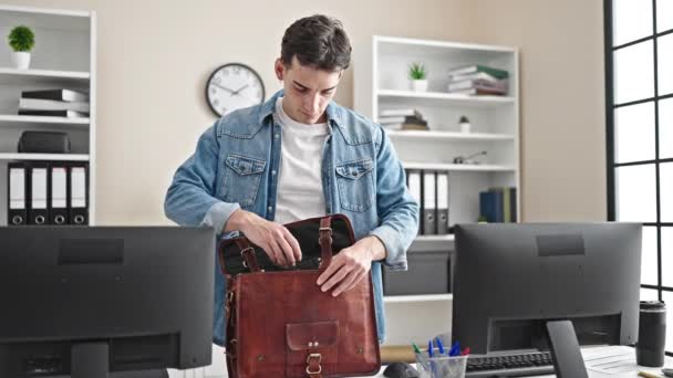 Молодий Іспаномовний Чоловік Бізнесмен Тримає Тачпад Портфеля Офісі — стокове відео