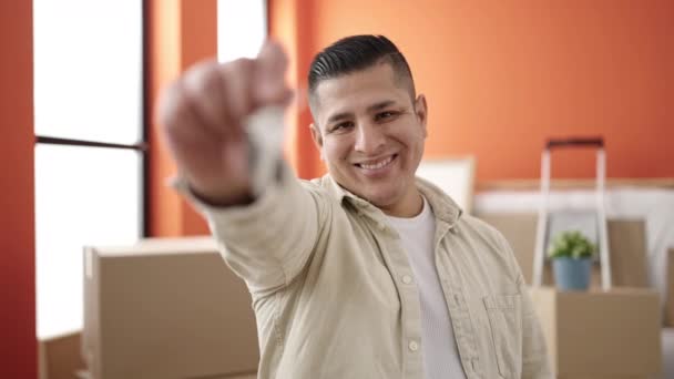 Joven Hombre Hispano Sonriendo Confiado Sosteniendo Llaves Nuevo Hogar — Vídeo de stock