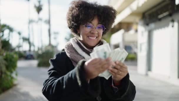 Jeune Femme Afro Américaine Souriante Confiante Comptant Des Dollars Dans — Video