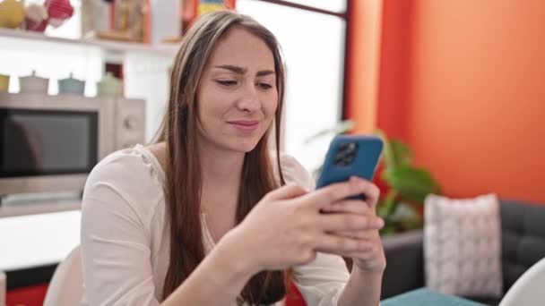 Mujer Hispana Hermosa Joven Usando Teléfono Inteligente Mirando Molesto Comedor — Vídeos de Stock