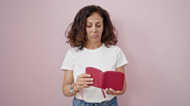 Średniowieczna Latynoska Kobieta Pokazuje Pusty Portfel Odizolowanym Różowym Tle — Wideo stockowe