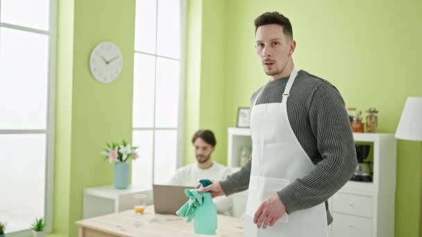 Zwei Männer Pärchen Mit Laptop Bei Hausarbeit Esszimmer — Stockvideo