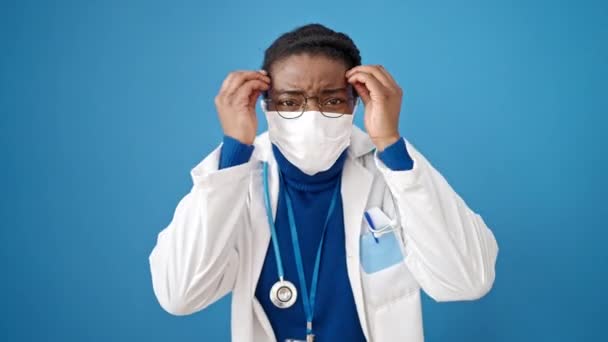 African American Woman Doctor Standing Wearing Medical Mask Screaming Isolated — Stock Video