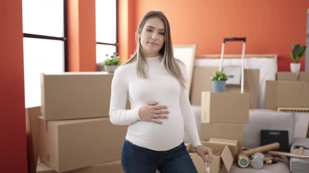Junge Schwangere Frau Berührt Bauch Mit Schlüssel Neuen Zuhause — Stockvideo