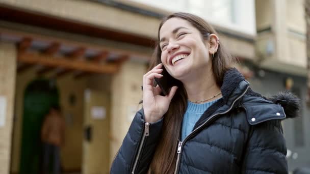 Mladá Běloška Žena Usmívá Sebevědomě Mluvit Smartphone Ulici — Stock video